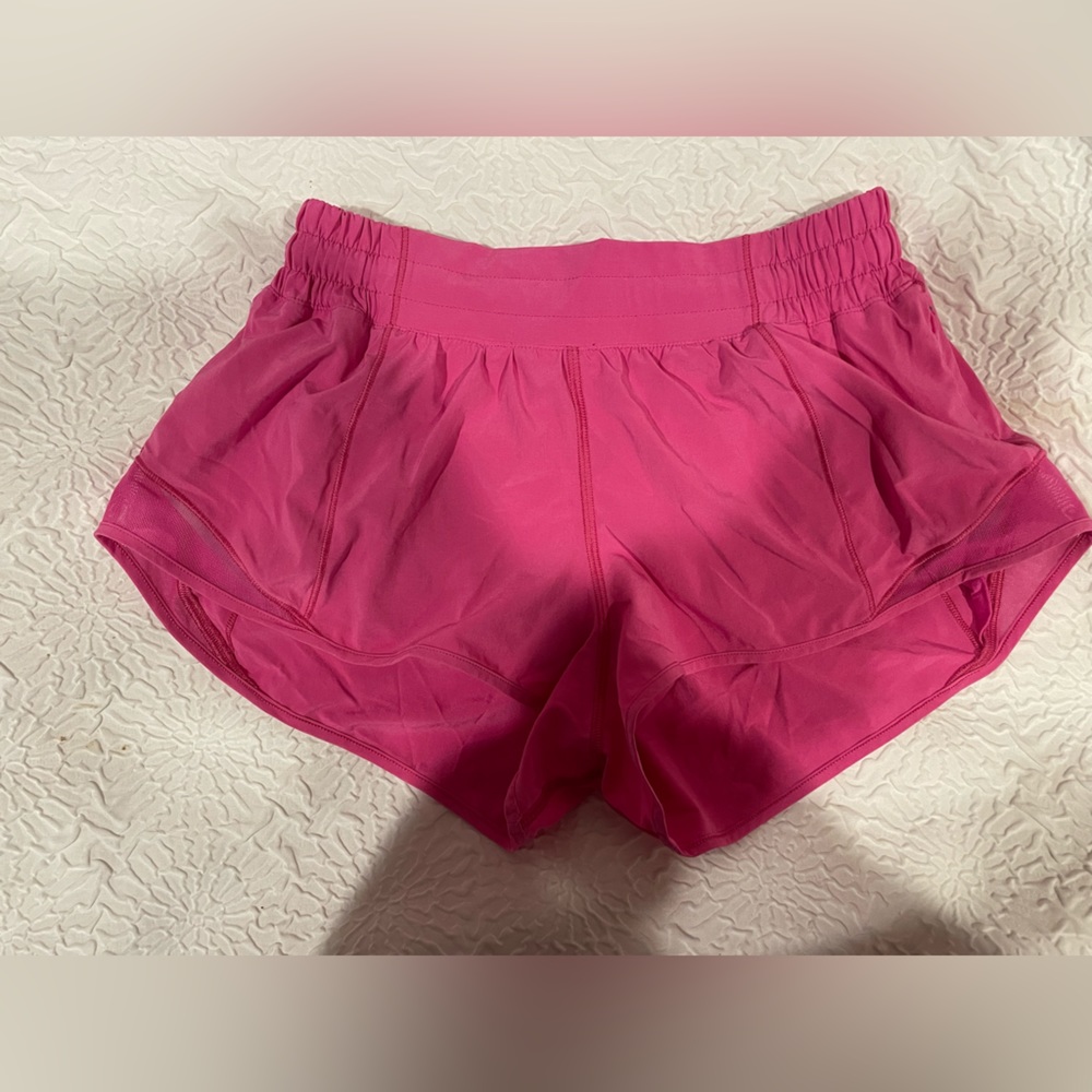 Lululemon SONIC PINK Hotty Hot Low-Rise Lined Shorts 2.5”